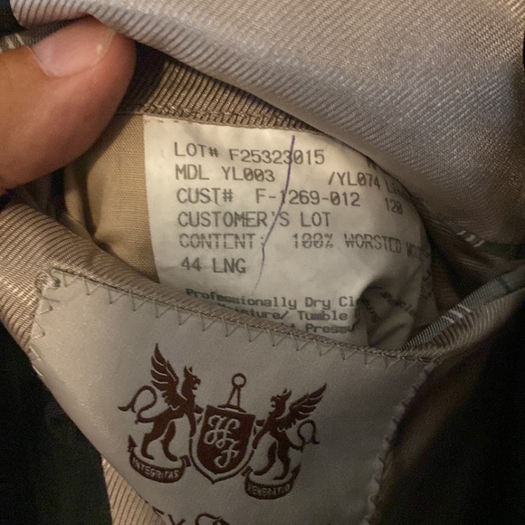 Hickey Freeman Grey 2 piece suit in great condition.  44 long and 36x 31 pant - Picture 3 of 7